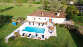 Maison spacieuse à Saint-Pierre-de-Côle avec piscine privée